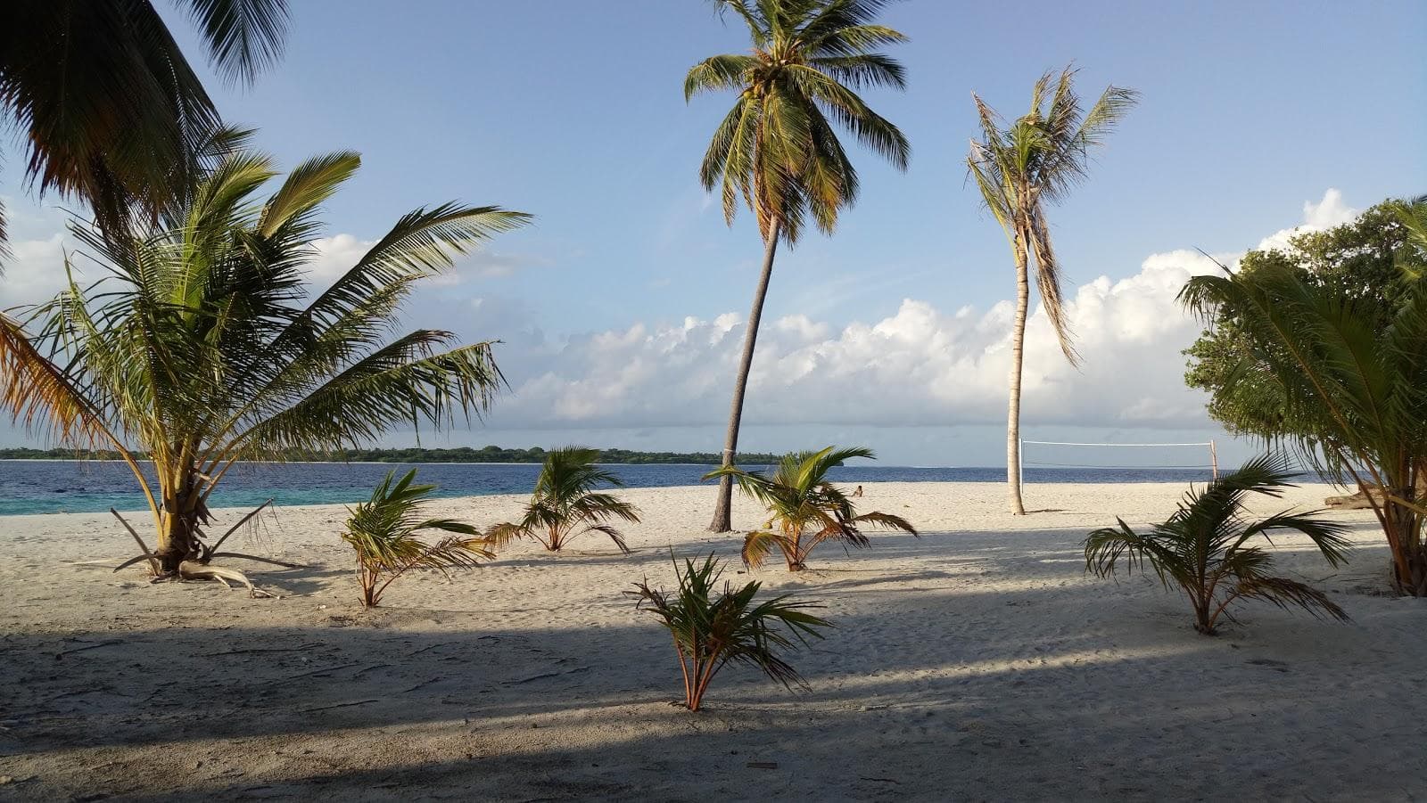 Kinolhas Island Beach