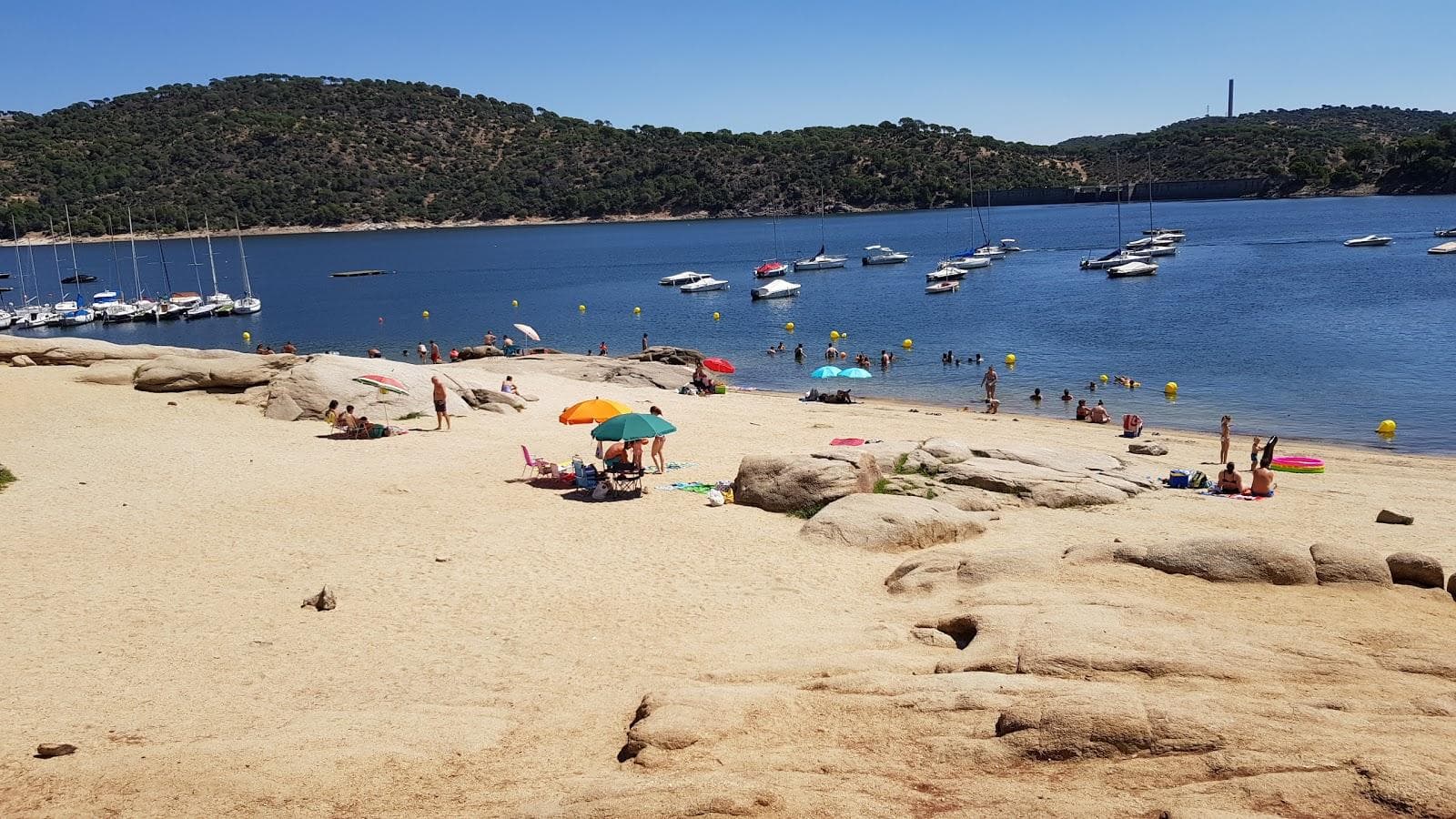 Zona de bano del embalse