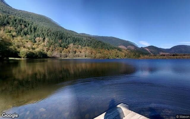 Sasquatch Provincial Park - Deer Lake - Lakeside Dock