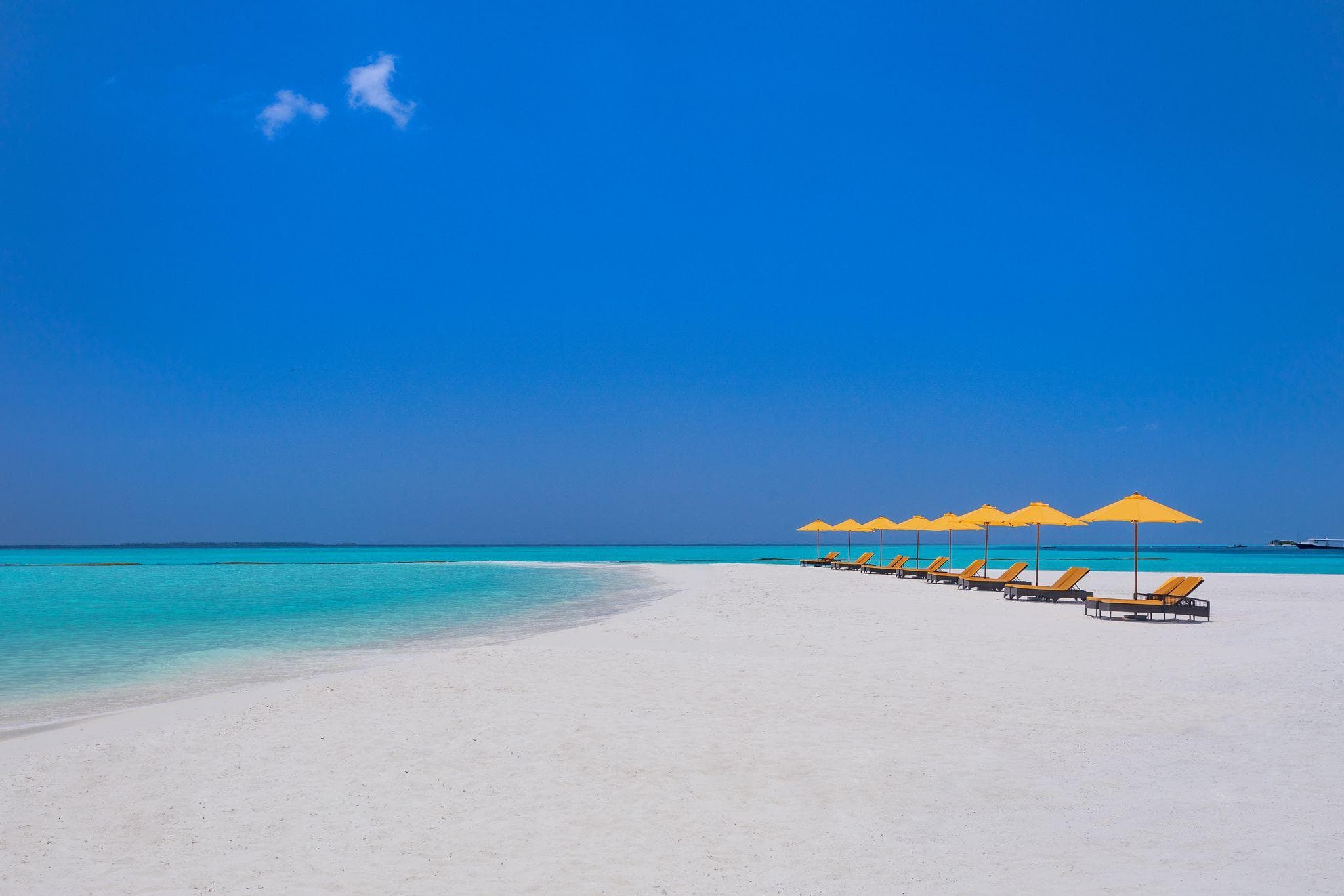 Dhigufaru Island Beach